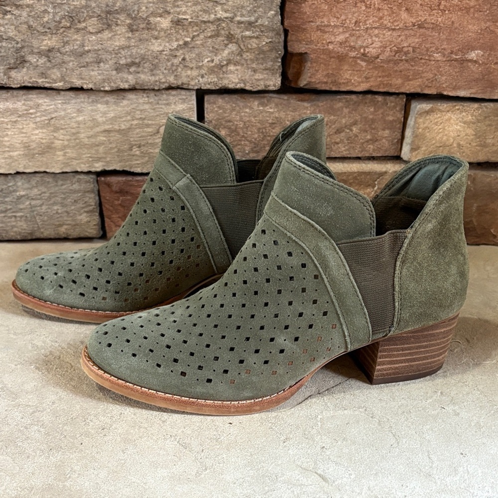 Earth sz 6.5 olive green suede/leather booties